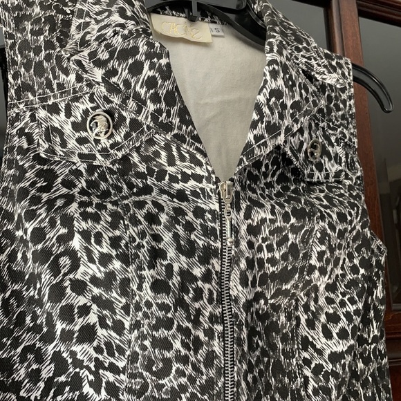 Cache Size Small Women’s Leopard Print Vest - Picture 2 of 4